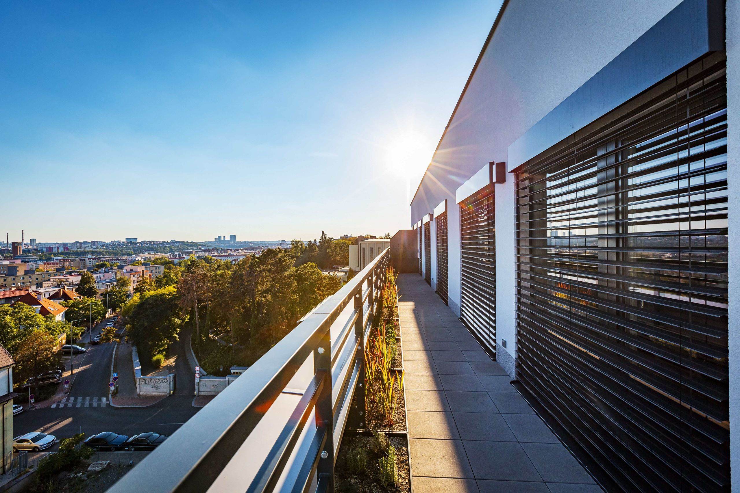 Úkryt před sluncem, ale i soukromí: díky stínicí technice